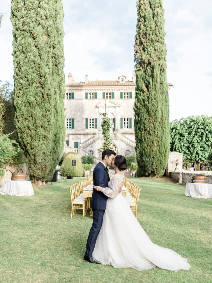 A kiss for the bridal couple