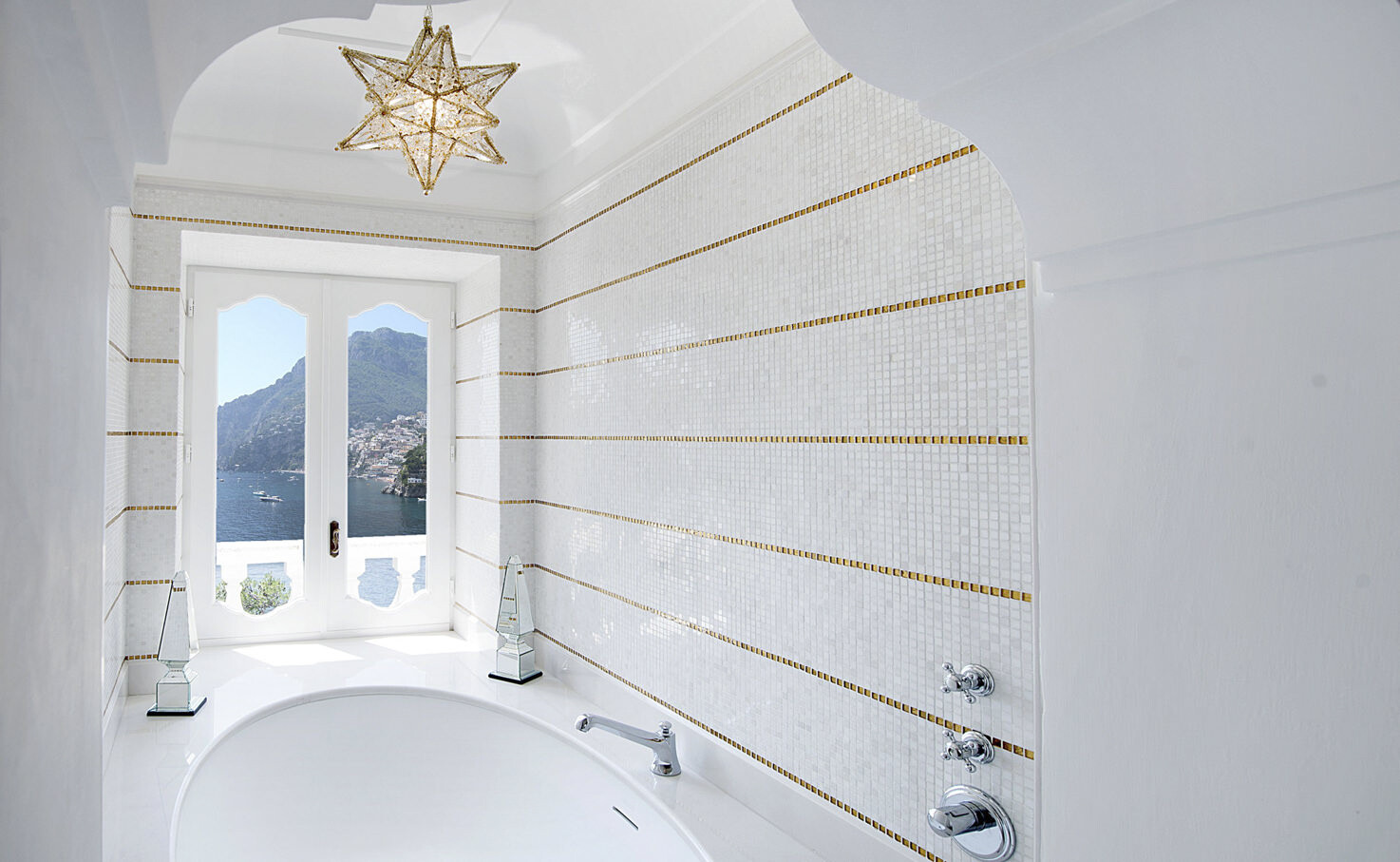 Deluxe bathroom with sea view