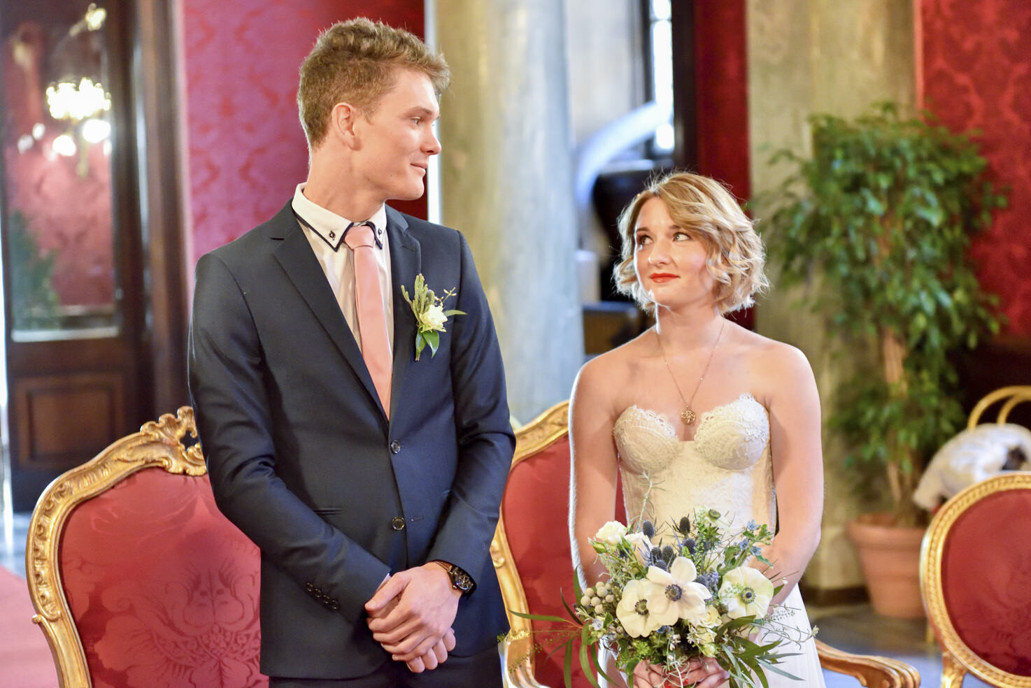 Bridal couple in the Campidoglio Red Hall