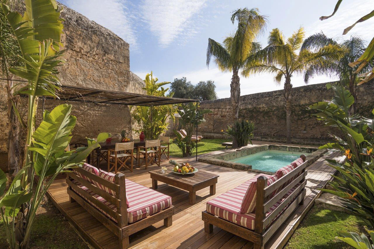Suite with private garden and pool