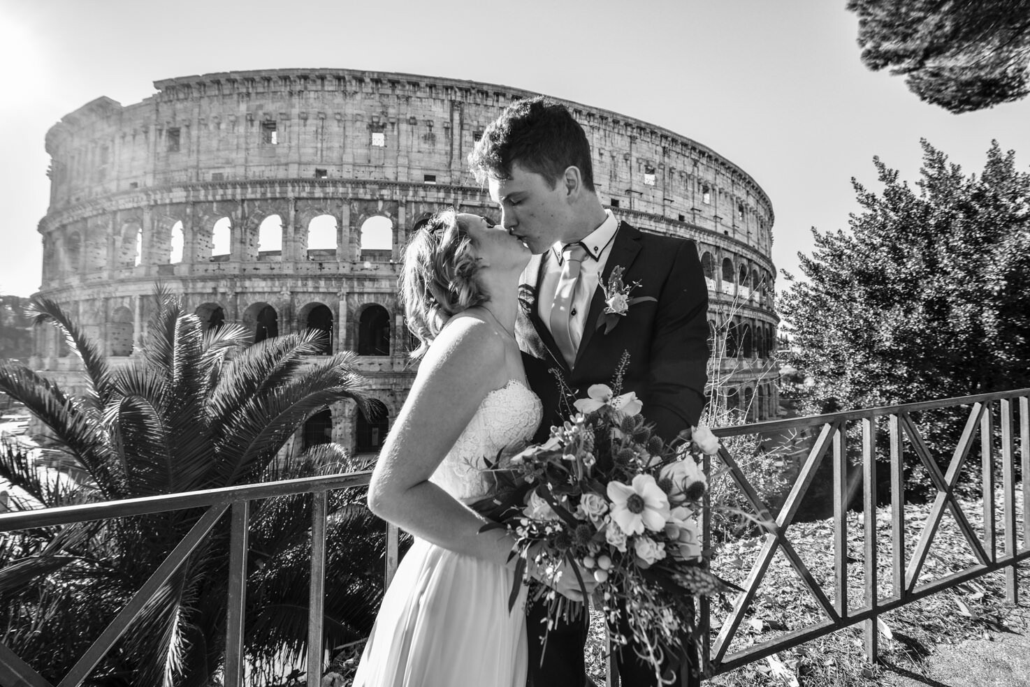 A kiss in front of the Colosseum