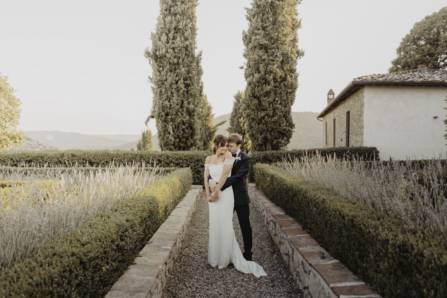 Bridal couple in the gardens
