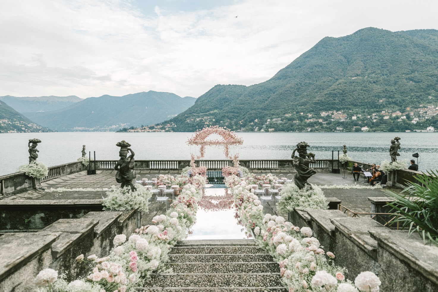 Wedding ceremony in the gardens of Villa Pizzo on Lake Como