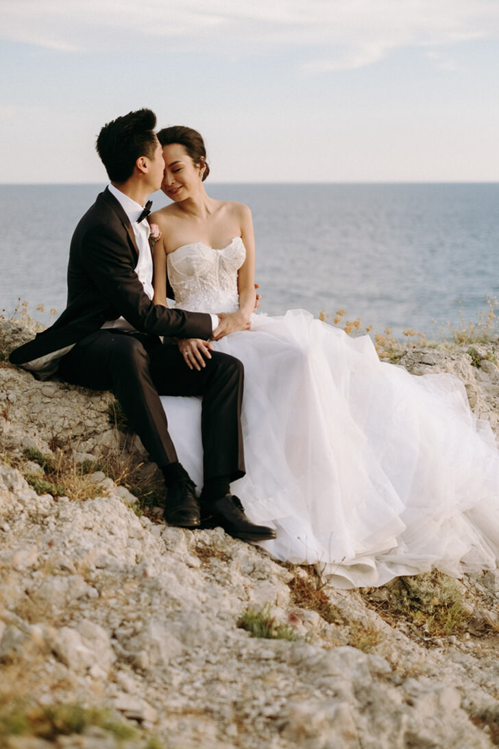 Bride and groom on the cliffs of Capri