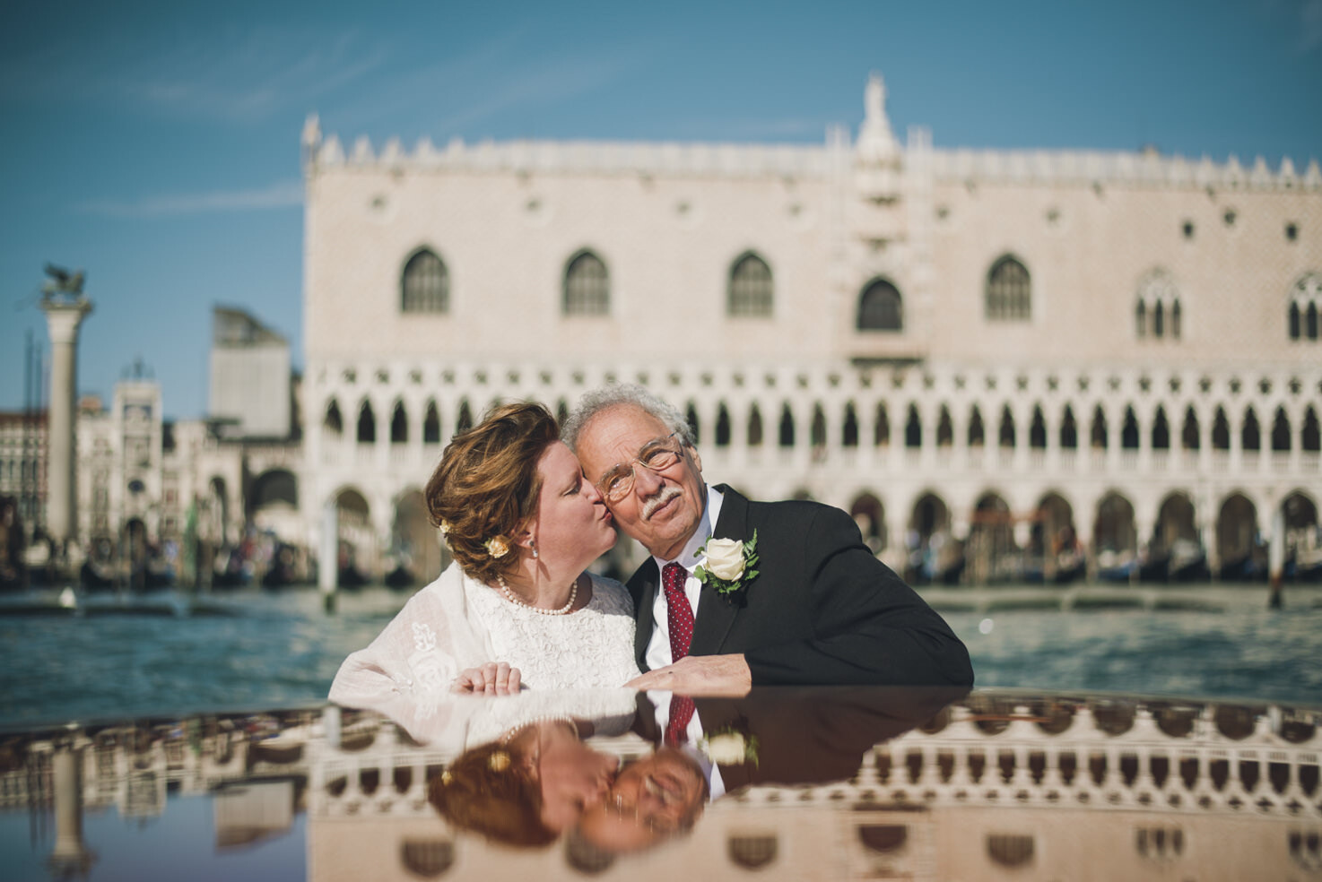 Bridal couple in front of Palazzo Ducale