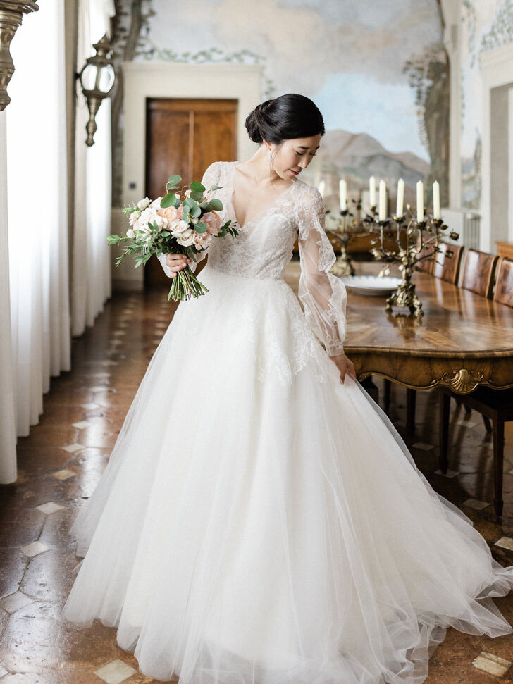 Portrait of the bride in the frescoed room