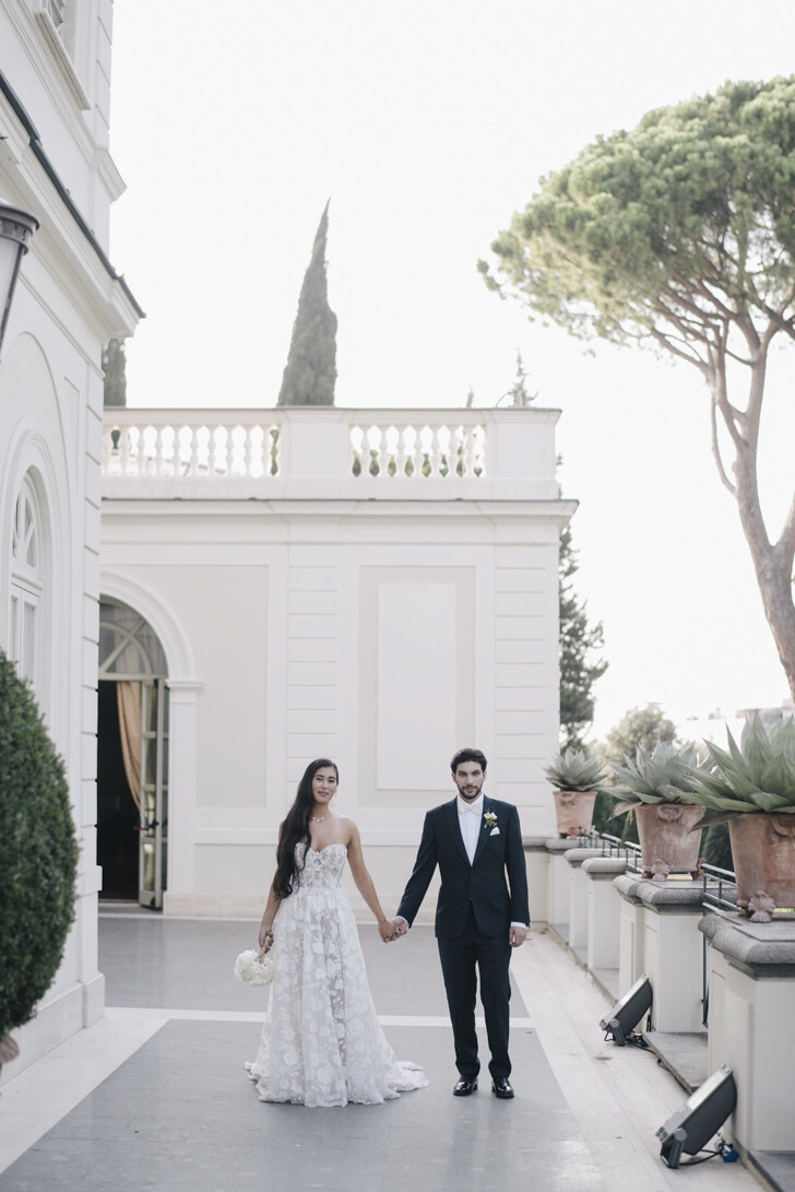 Bridal couple in front of Villa Miani