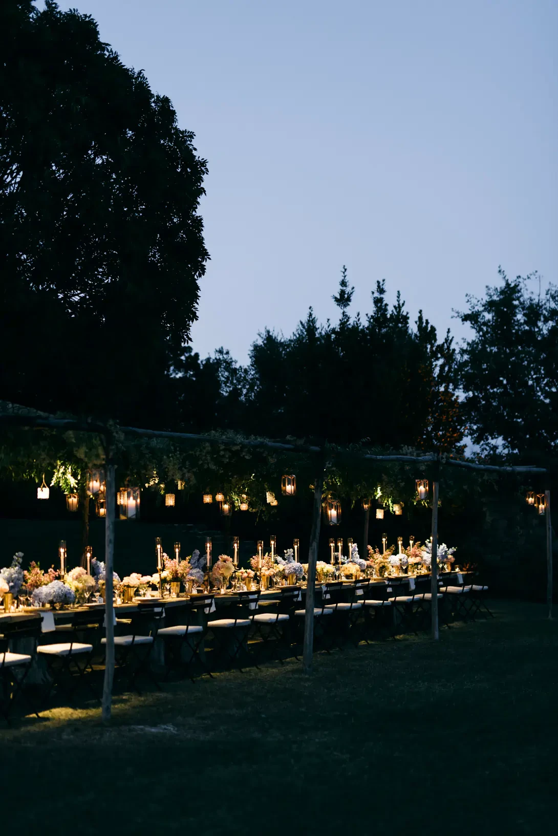 Long table with pergola for wedding in Tuscany