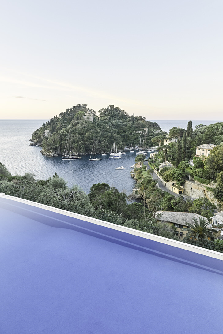 Infinity pool with sea view
