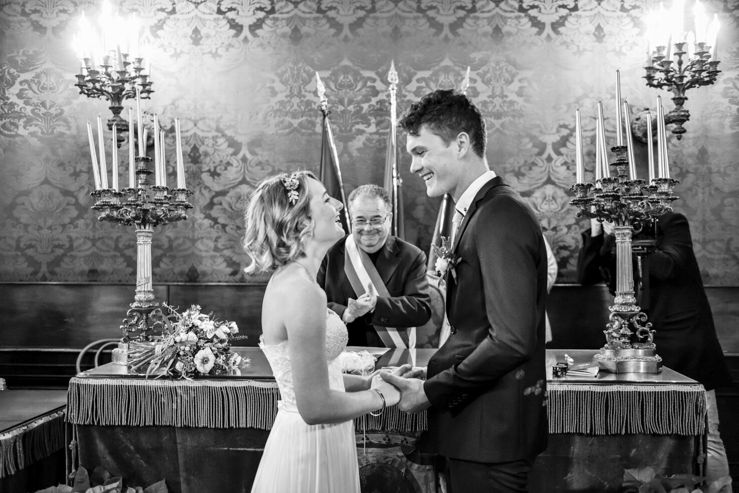 Bride and groom in Campidoglio Red Hall