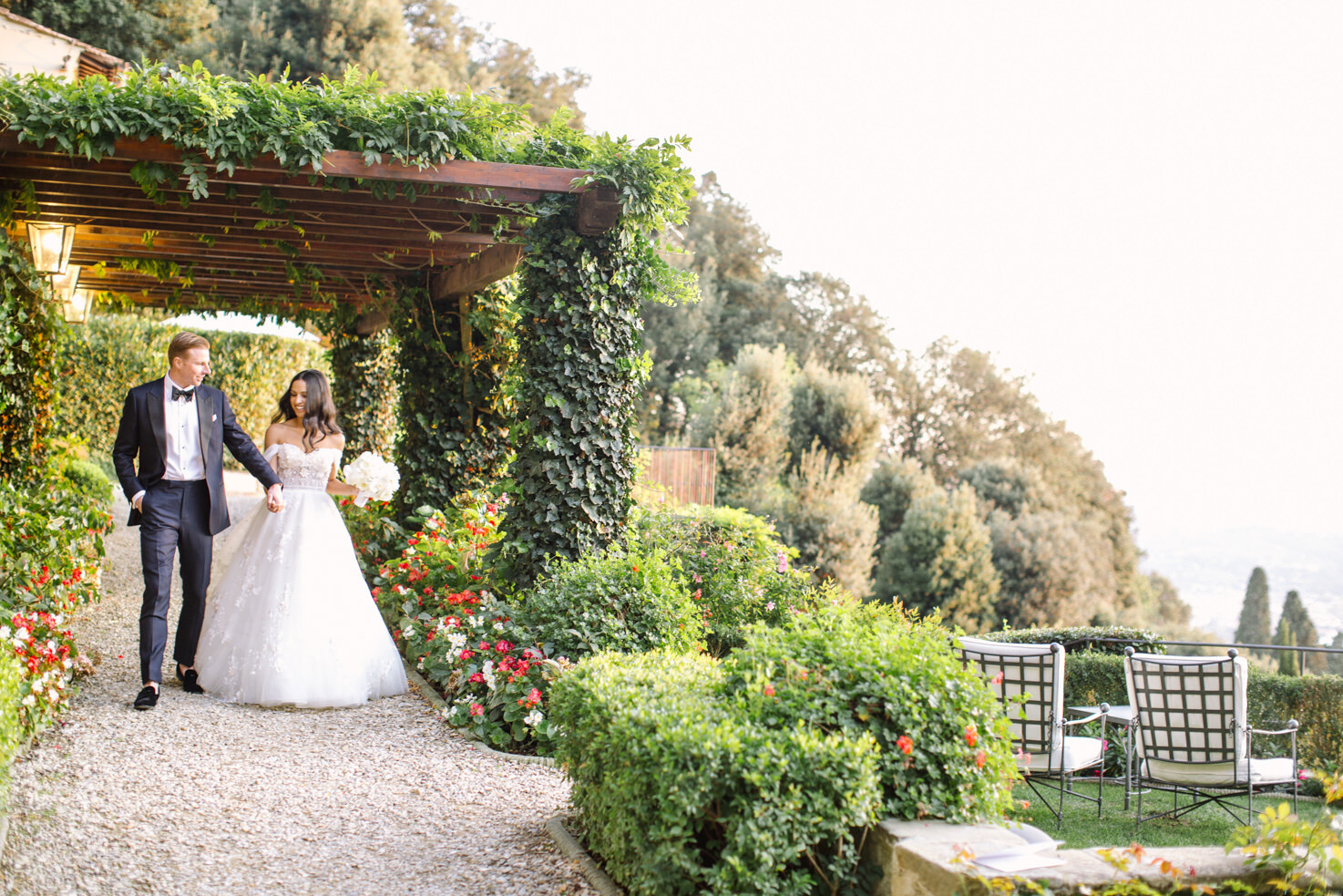 Bridal couple in the gardens of Villa San Michele