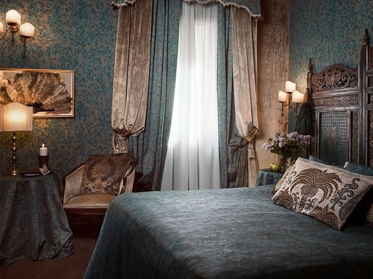 Deluxe suite at Metropole Hotel