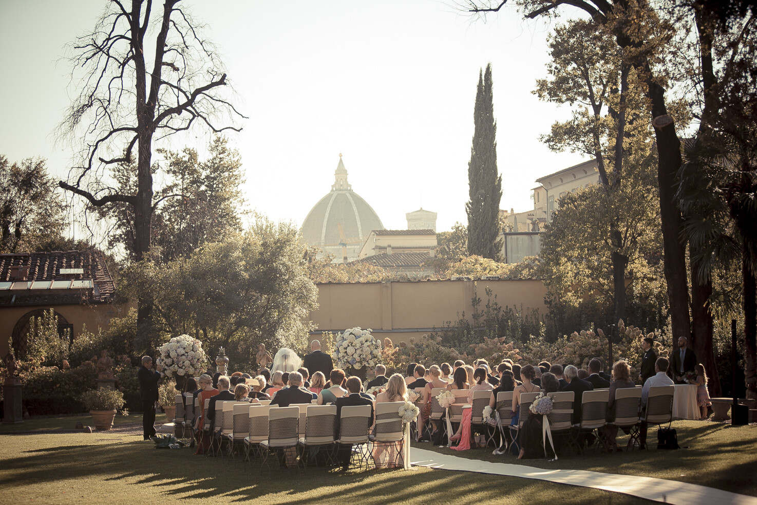 Wedding ceremony in the gardens of Four Seasons Hotel