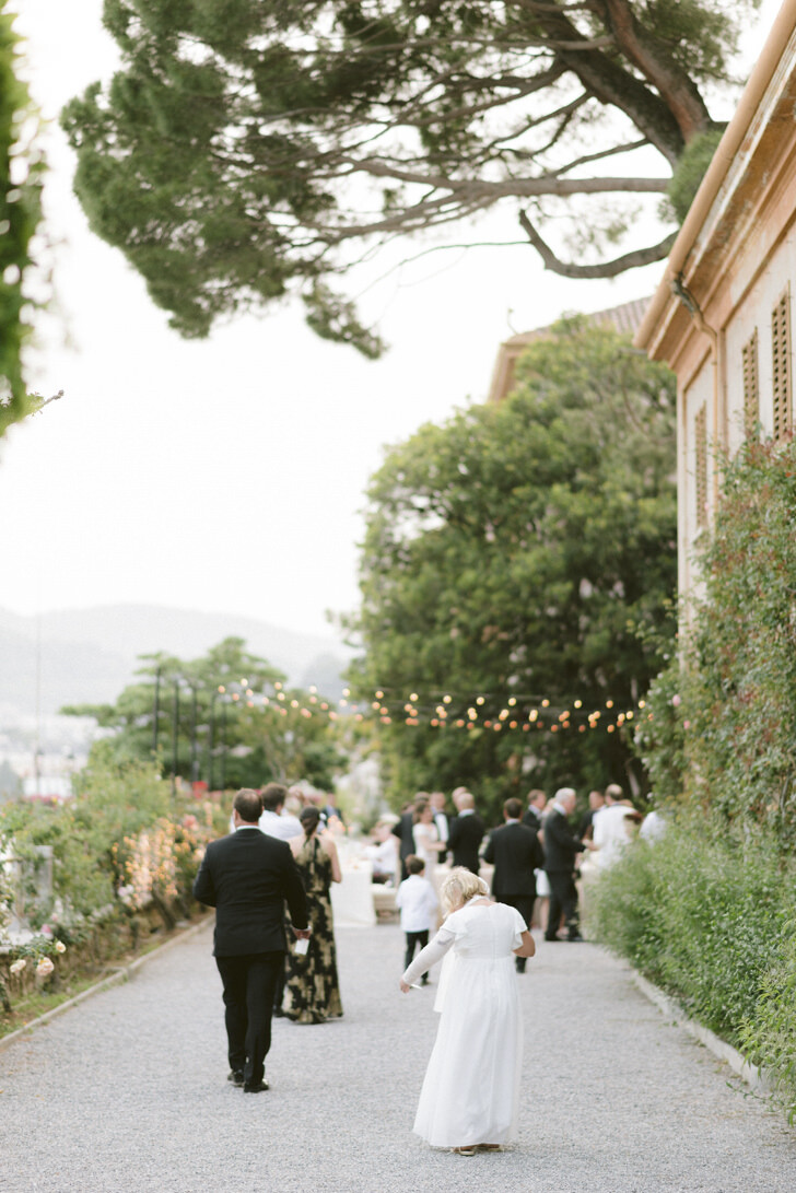 Guests walking to the reception