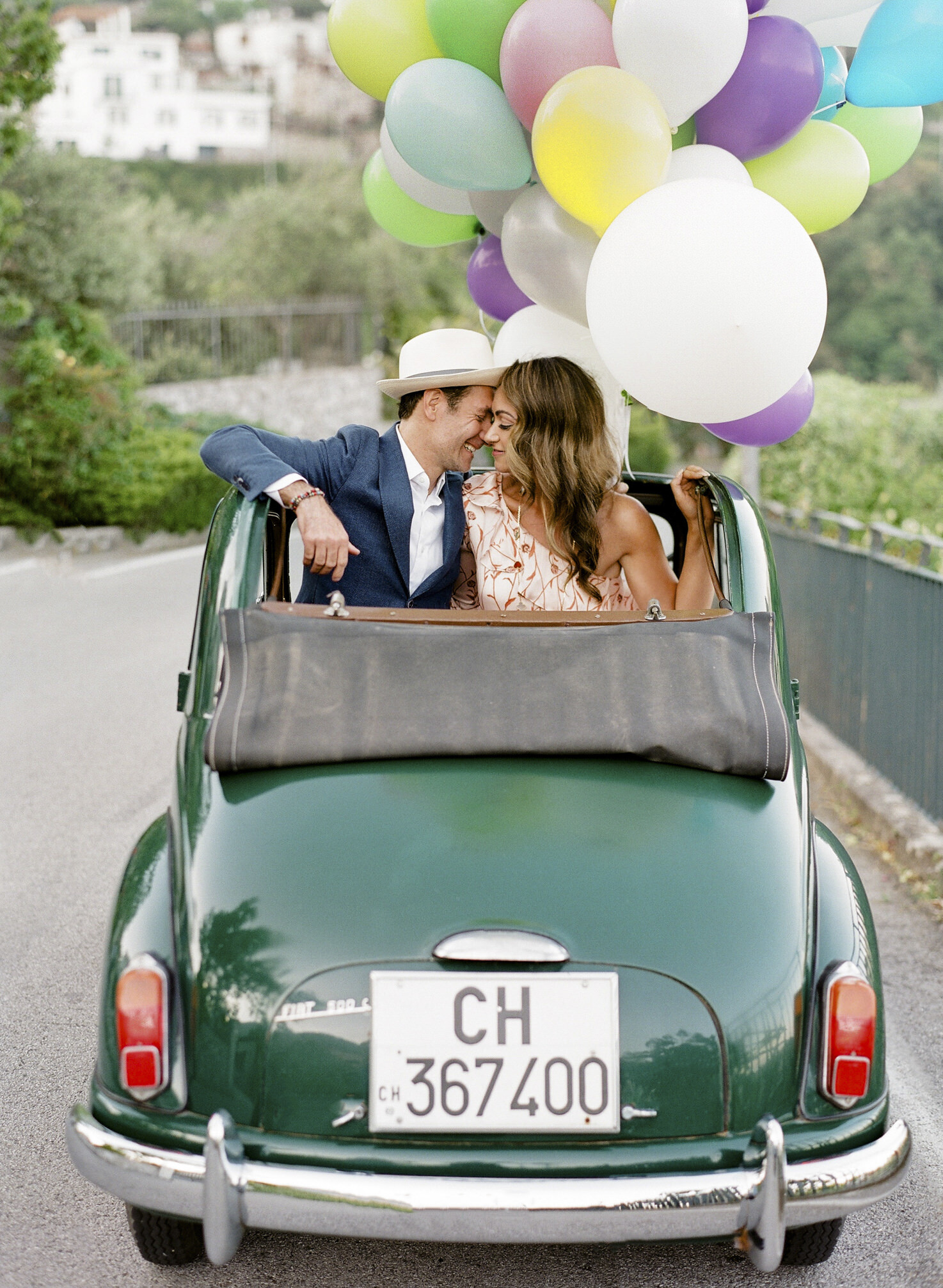 Bride and groom on a Cinquecento vintage car