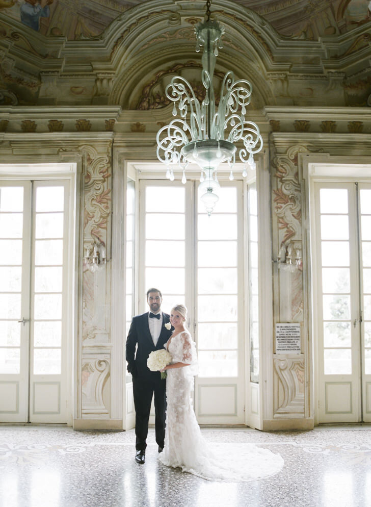 Bridal couple in the frescoed hall