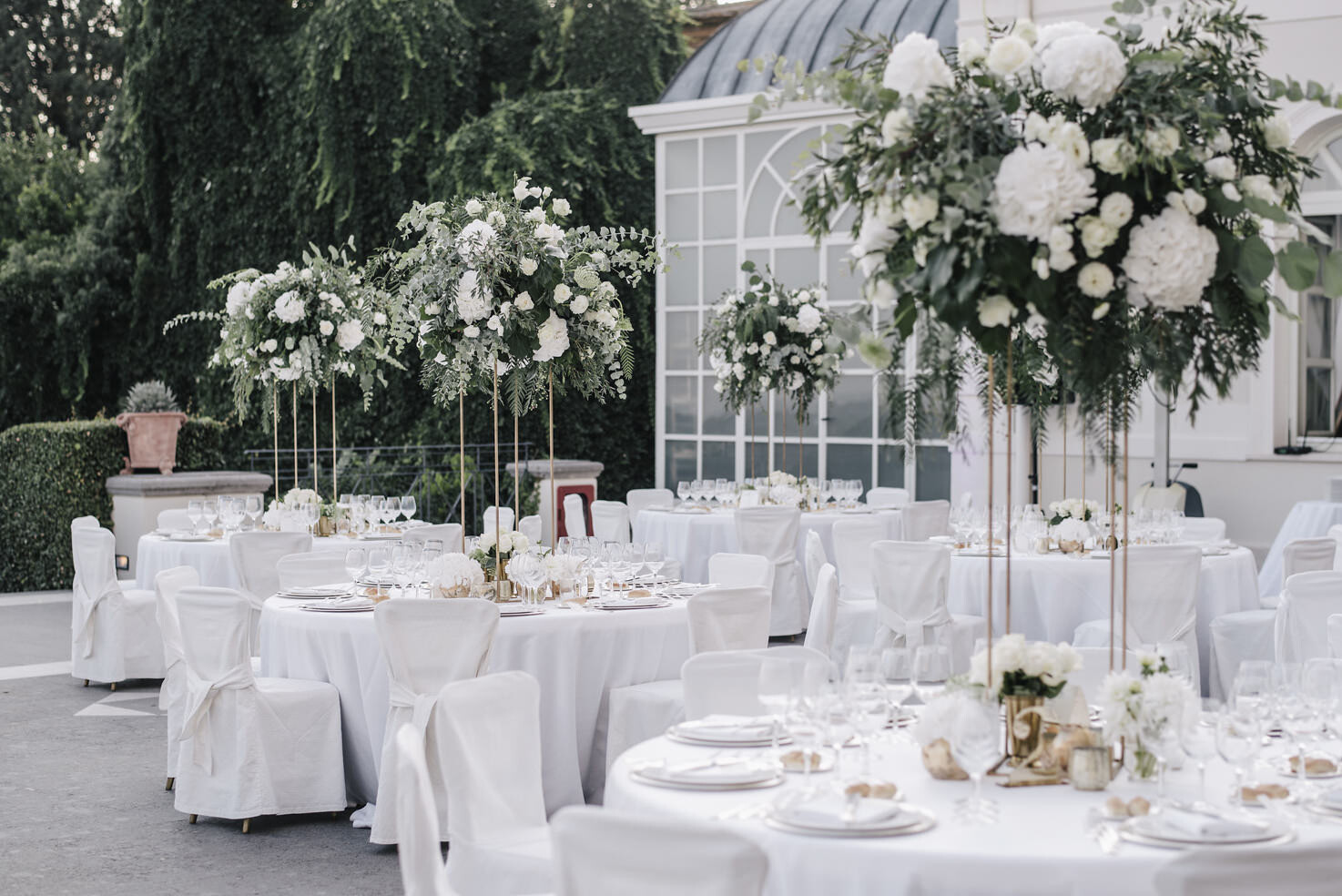 Outdoor wedding banquet at Villa Miani