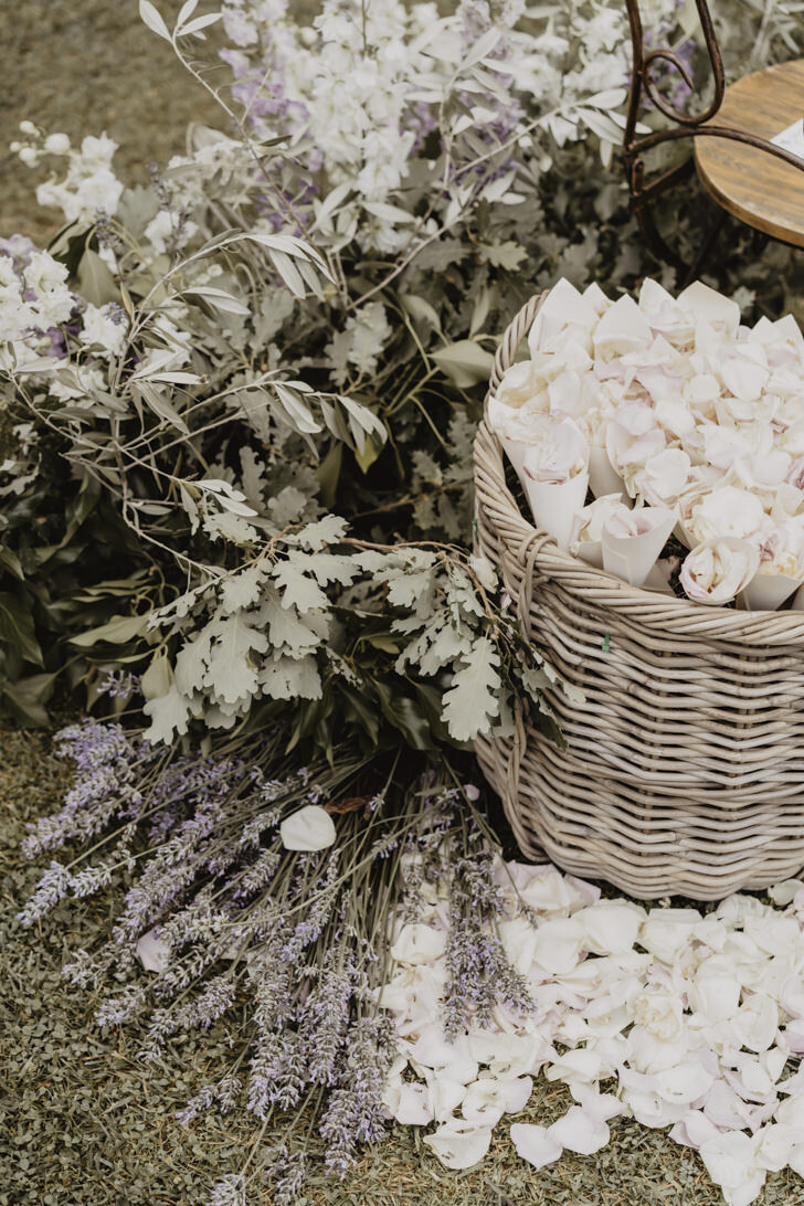 Petals for wedding in Tuscany