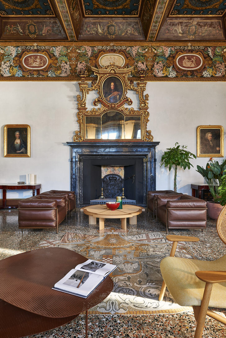 Villa Pliniana living room with fireplace
