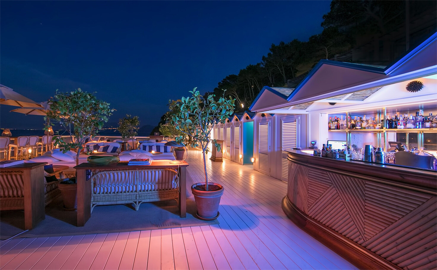 Il Riccio terrace bar at night