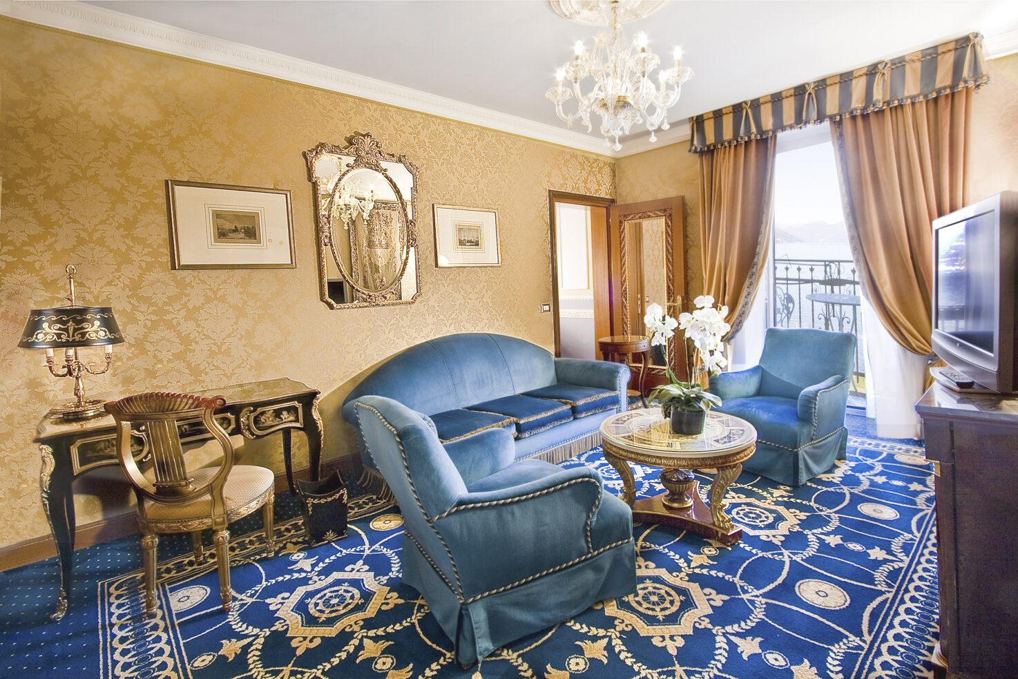 Living room in deluxe suite