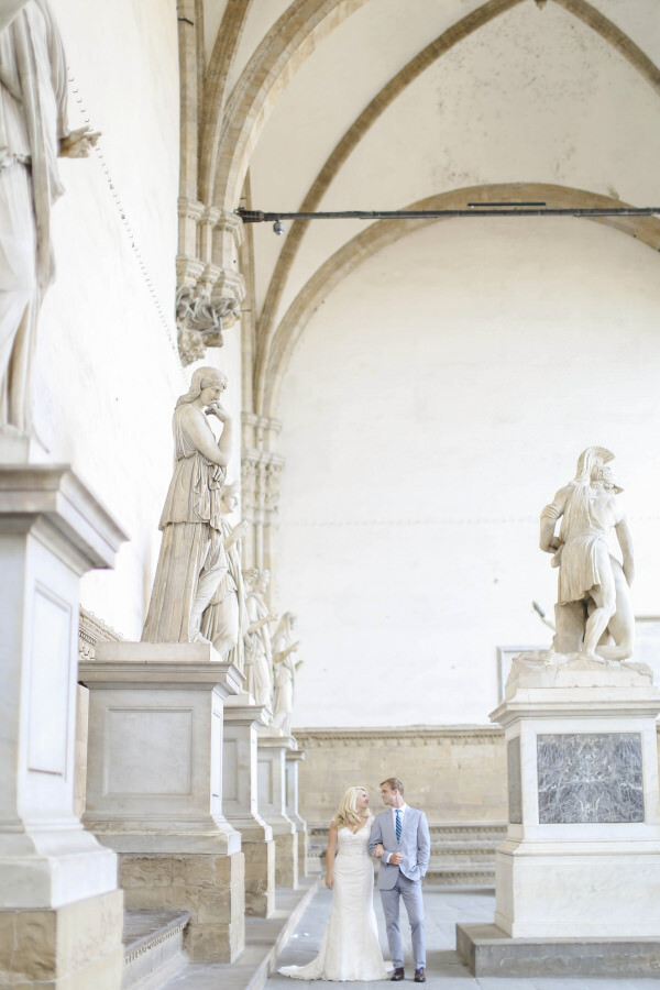 Bridal couple in the Loggia dei Lanzi