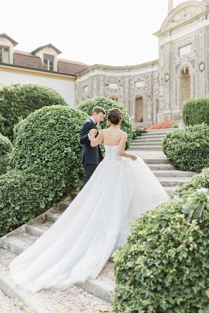 Bride and groom in the gardens of Villa d'Este