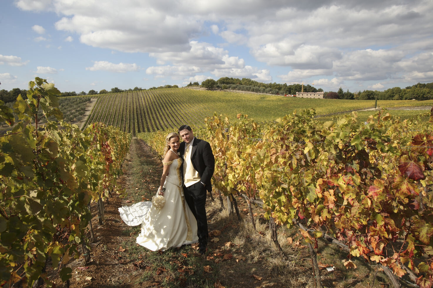 Bridal couple in the Chianti vineyards