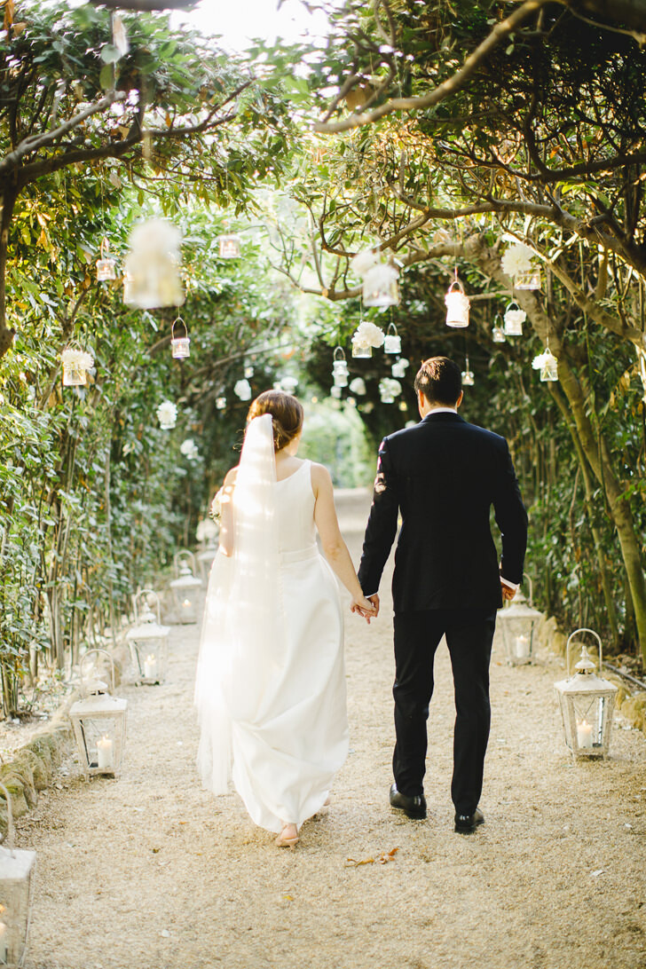 Bridal couple in the gardens of Villa Aurelia
