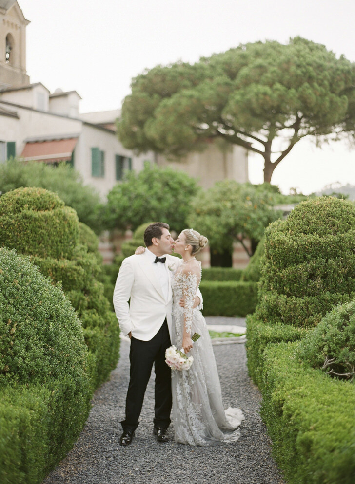 Bridal couple in the gardens