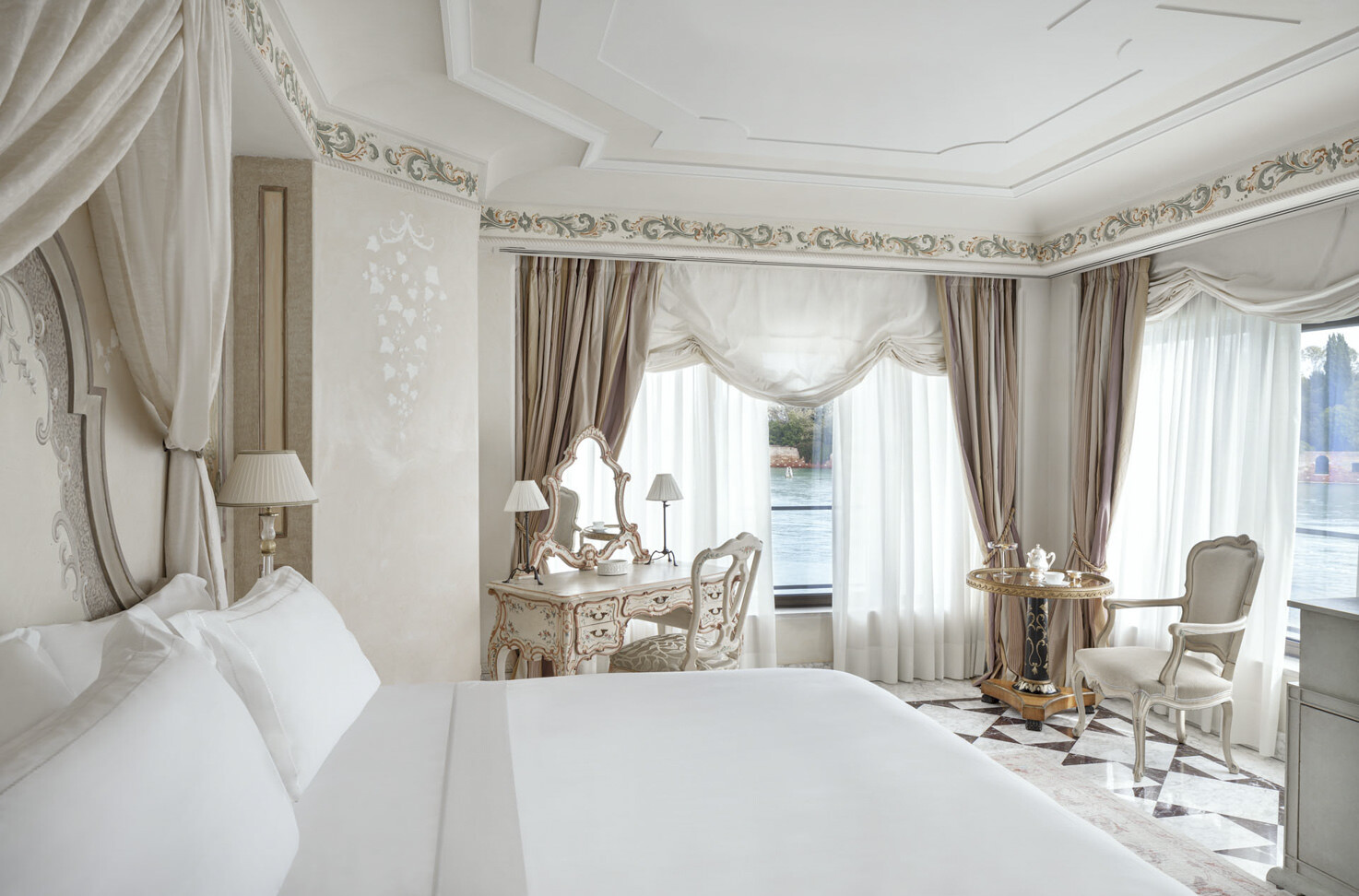 Deluxe suite at Belmond Hotel Cipriani