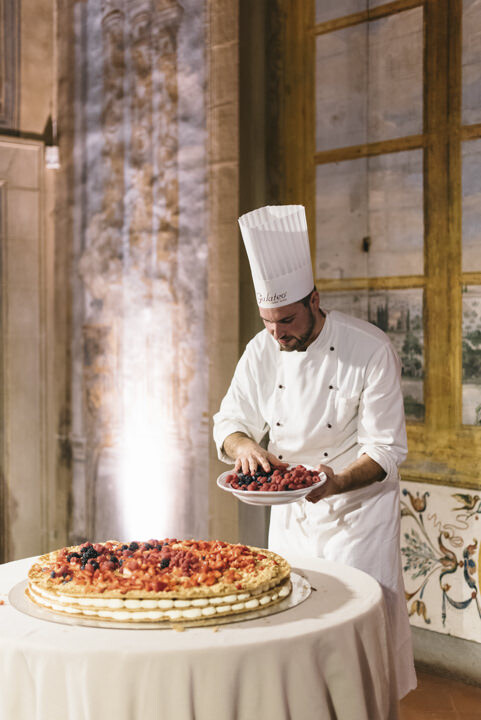 Preparation of the wedding cake