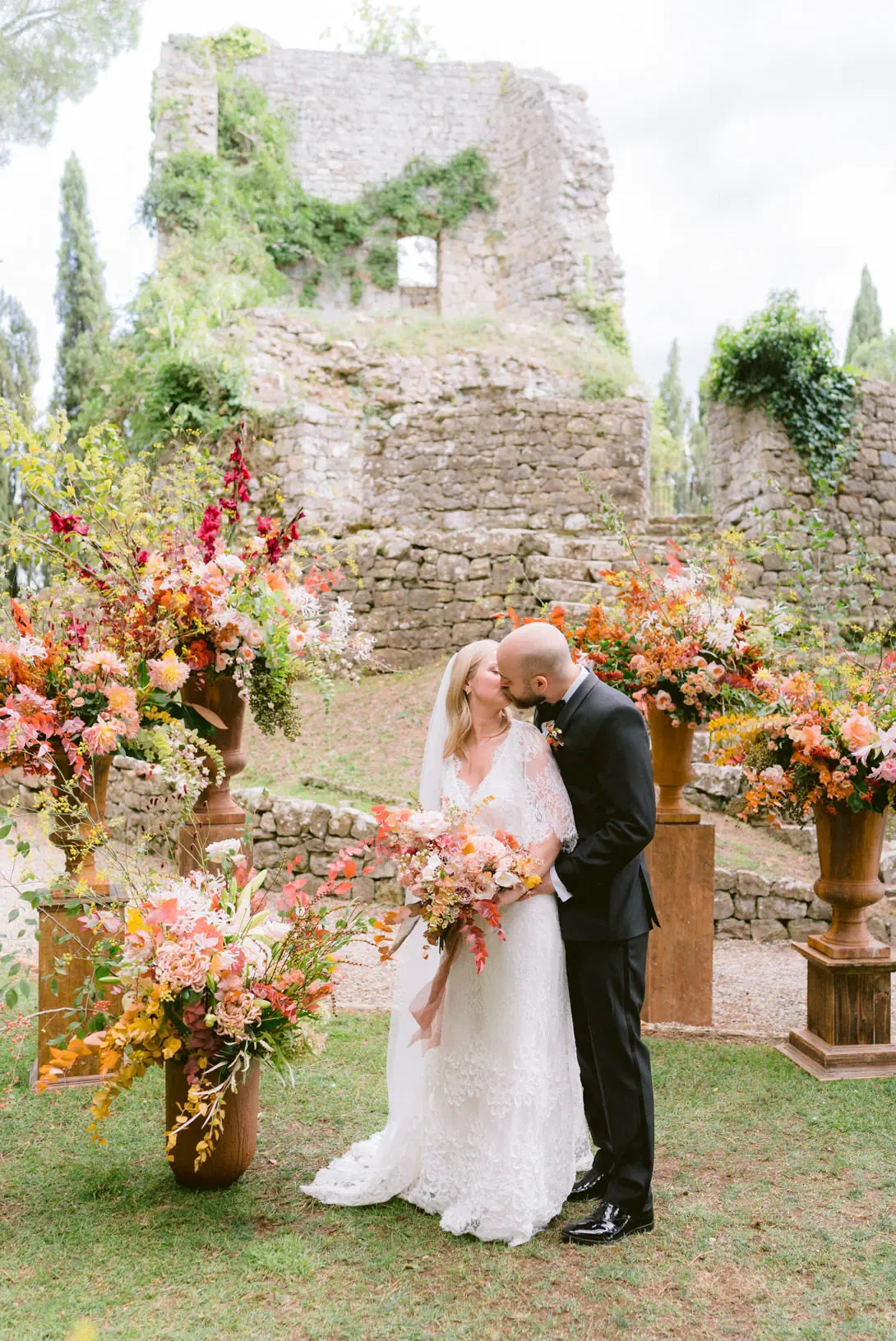 Newlyweds kissing in the gardens of Castiglion del Bosco