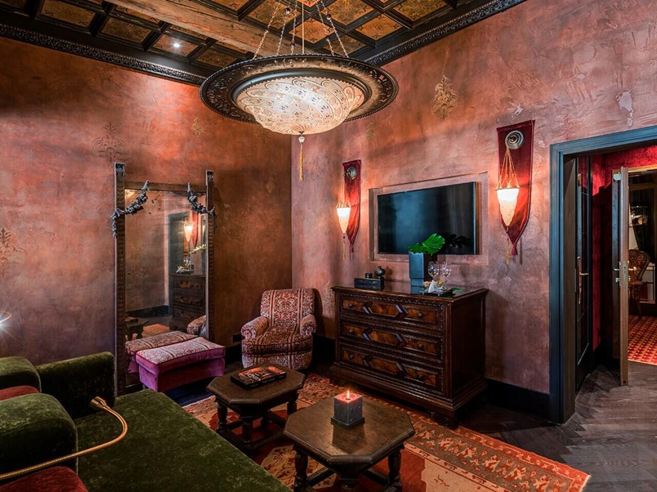 Oriental suite at Metropole Hotel